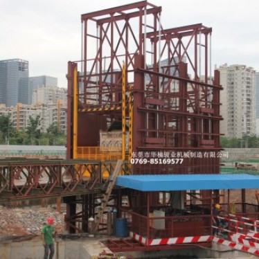 中海油深坑提土升降機(jī)案例